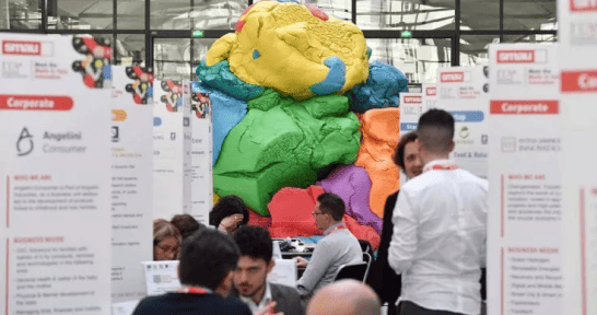 Padiglione SMAU con installazione artistica colorata